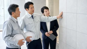 外壁タイル補修現場の施工品質を確認する担当者
